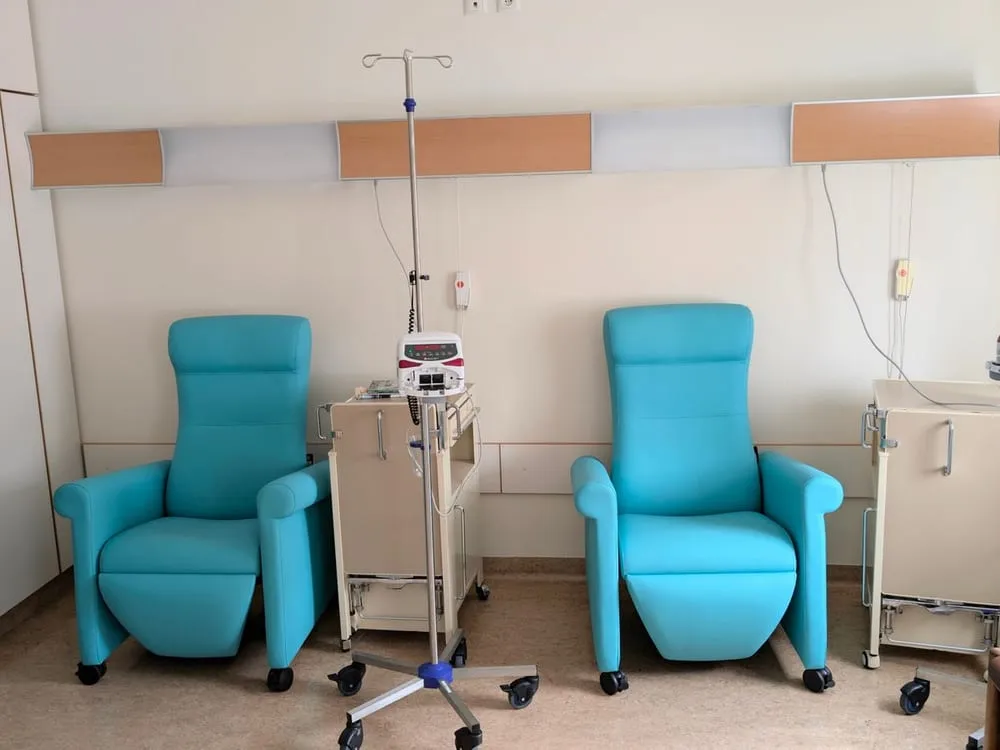 Sala de tratamiento con sillones y equipamiento de infusión